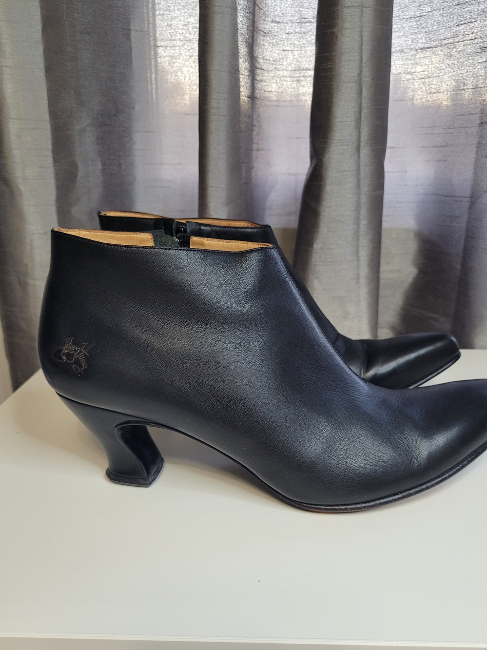 John Fluevog Poser Edie Black Asymmetrical Leather Pumps Booties Heel Size 11
